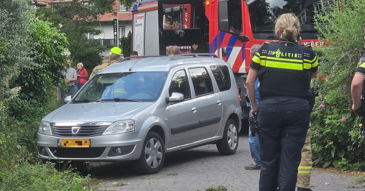 Bestuurder zet handrem er niet op, uitgestapte bijrijder komt onder de auto