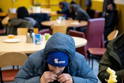 Winternoodopvang in Noord-Nederland langer open vanwege gladheid