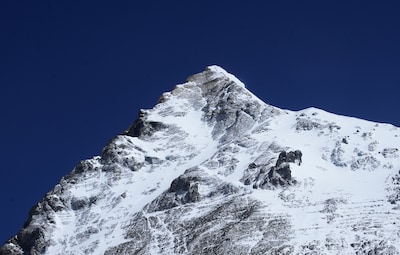 Amerikaan claimt recordsnelle beklimming Mount Everest, top bereikt in nog geen 10 uur