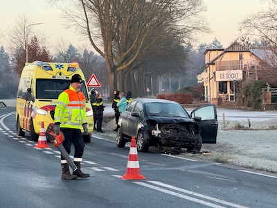 Code geel verlengd tot 11 uur: waarschuwing voor spekgladde wegen, meerdere auto’s raken in de slip
