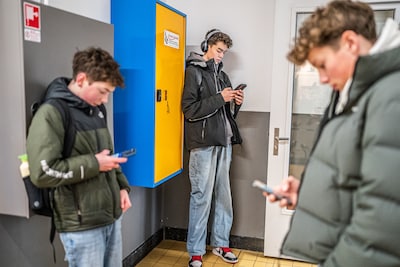 Kabinet wil vanaf volgend jaar telefoons ook weren op schoolplein en tijdens pauzes