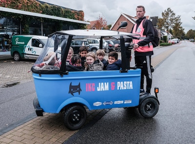 Stint is zeven jaar na fataal ongeluk helemaal terug als ‘bso-bus’, maar elektrische bolderkar blijft omstreden