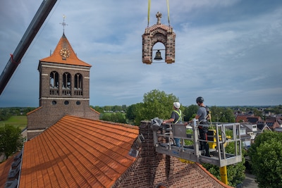 Storm op komst, dus de terugkeer van torentje op kerk in Huissen is nog even spannend