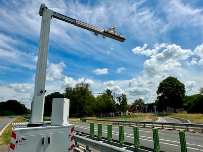 Focusflitser, die al 1.300 mensen betrapte op telefoongebruik, op exact dezelfde plek teruggeplaatst