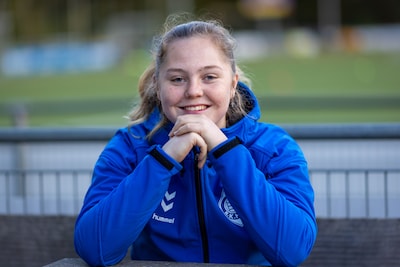 Julia Arbeek scoort binnen twintig minuten loepzuivere hattrick voor VDZ: ‘Ik moet altijd een beetje