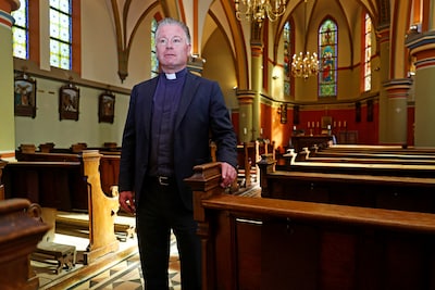 Nieuwe pastoor Ronald (53) begint in Houten aan een bijzonder en emotioneel nieuw leven: ‘Ik dacht: 