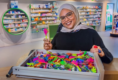 Kinderen vaak ‘onderbelicht’ in apotheek, daarom is Aysenur nu kinderapotheker: ‘Geen mini-volwassenen’