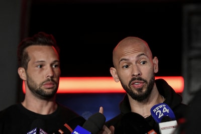 Andrew Tate in Roemenië aangeklaagd voor mensenhandel, broer Tristan voor medeplichtigheid