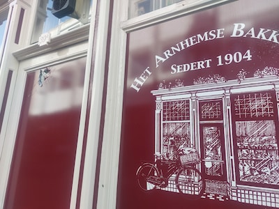 Bakker zet achtervolging in als man ruit aan diggelen gooit en krijgt rake klappen