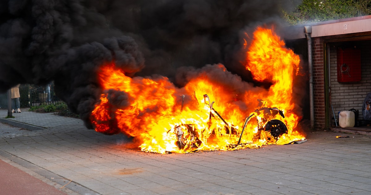 Brommobiel uitgebrand naast garageboxen in Velp