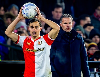 Mats Deijl geniet van vuurdoop bij Feyenoord: ‘Ik zwaaide wel naar mijn familie, maar ik zag ze helemaal niet’