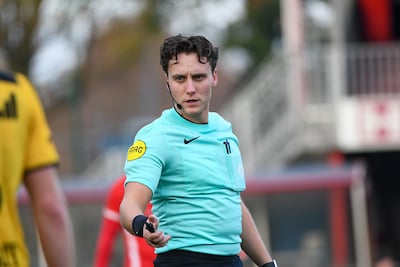 Arbiter Max Broekhuizen debuteert in tweede divisie: ‘Ik werk er lang naartoe’