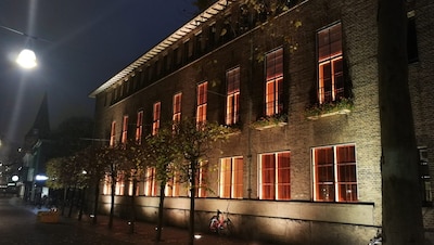 Het stadhuis in Enschede kleurt oranje: dit is waarom
