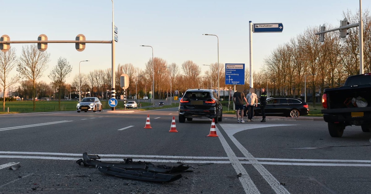 Schade en verkeershinder vanwege ongeluk op Houtakker in Bemmel