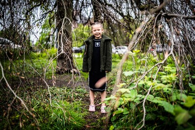 Mila (5) zamelt spullen in voor dakloze John: ‘Hij gaf haar een dikke knuffel’