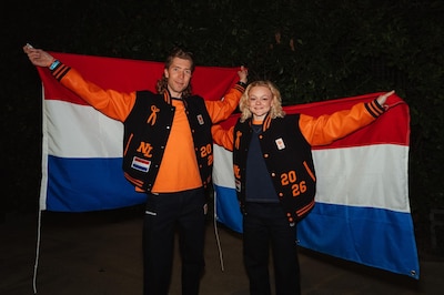 Gouden Jorrit Bergsma en Xandra Velzeboer vlaggendragers tijdens sluitingsceremonie in Verona