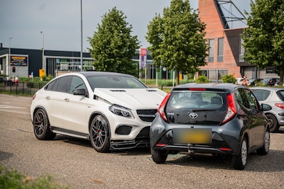 Twee auto's botsen bij McDonald's in Duiven