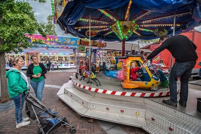 Kermis in Mook keert terug op Raadhuisplein met nieuwe attractie Crazy Cars