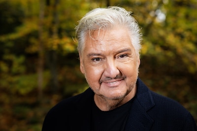 Jarige René Froger over de liefde: ‘Veel mensen belanden in een emotieloze broer-zusrelatie, wij niet’