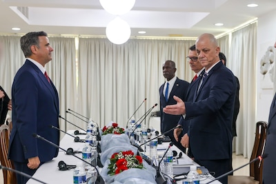 CIA-directeur landt met cheque van 100 miljoen in Havana: is het lot van Cuba bezegeld?