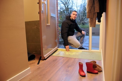 Bewoners vluchten hun huis uit om dagenlange ondraaglijke stank: ‘Ik klapte achterover van de lucht’