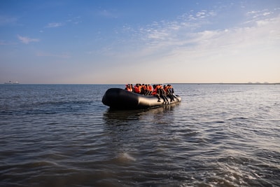 157 migranten gered op Kanaal nadat boot in brand vliegt
