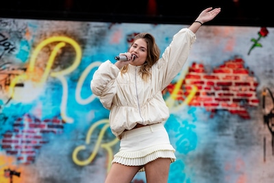 Roxy kan niet stoppen met eten en ome Freek knuffelt met pasgeboren nichtje