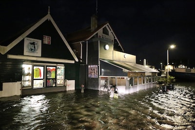 Texelse haven en kades Harlingen onder water door storm Boelo