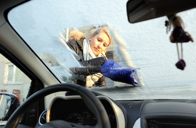 Zacht weer nadert einde: temperatuur schiet omlaag, leg ruitenkrabber maar vast klaar