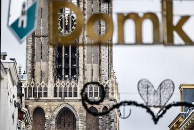 Zeventig kilo zware wijzer van klok Domtoren losgeraakt en naar beneden gevallen, omgeving afgezet