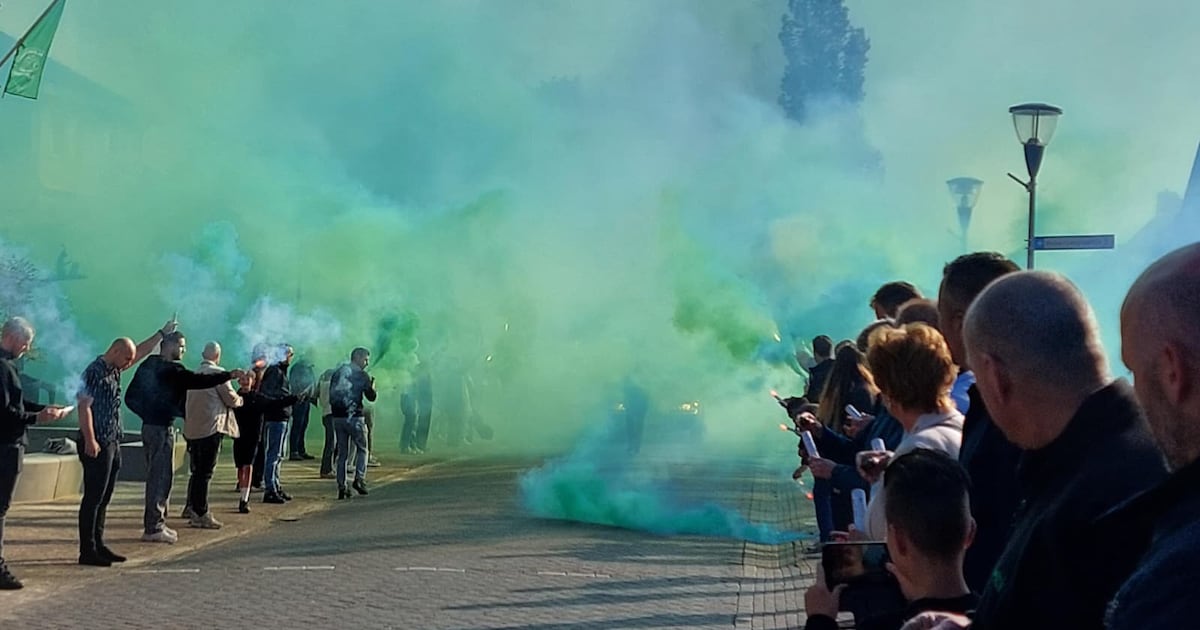 Indrukwekkende erehaag voor jong overleden Paul (23): hele dorp kleurt groen voor laatste groet