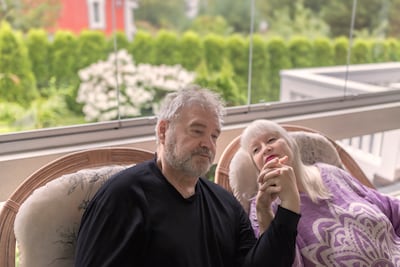Vader loopt hand in hand met medebewoner in verpleeghuis, zijn zoon is verdrietig: ‘Dat kan helemaal niet’