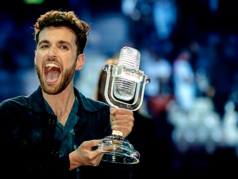 De Nederlandse ochtendkranten openen maandag met de winst van Duncan op het Eurovisiesongfestival in Tel Aviv. Op veel voorpagina's prijkt de foto van Duncan met zijn felbegeerde bokaal.