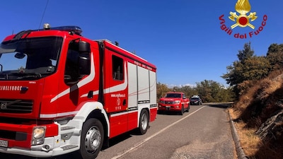 Twee Nederlandse motorrijders storten in ravijn op Sardinië, reddingswerkers dalen afgrond in