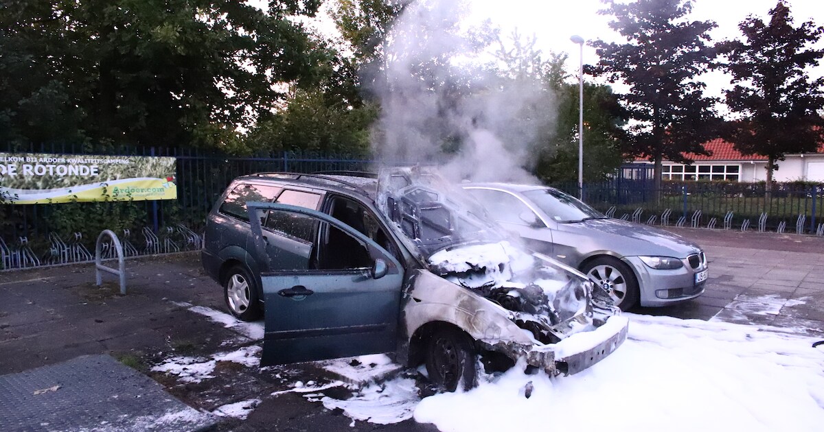 Auto brandt uit bij camping in Enspijk