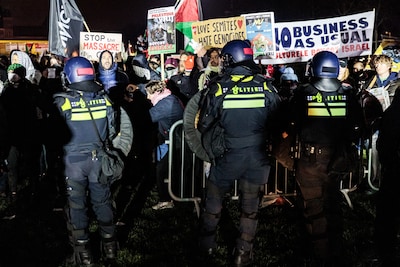 Rookbommen afgestoken en met hekken gegooid bij protesten in Amsterdam, 22 mensen opgepakt