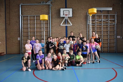 Korfbalclinic bij Waayer in Wadenoijen en debuutexpositie van Edese 70plusser