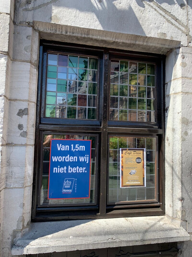De hele stad Nijmegen hangt vol met de spandoeken.