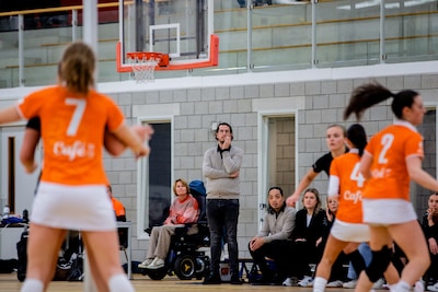 Trainer Vios/Spes wordt 100 jaar ouder bij allesbeslissend duel: ‘Toen dacht ik dat we onze kans had