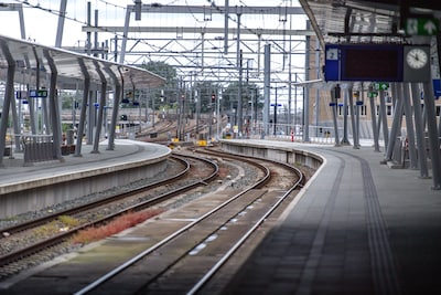Drie treinen met zo'n 1300 reizigers gestrand in Randstad door brand Woerden