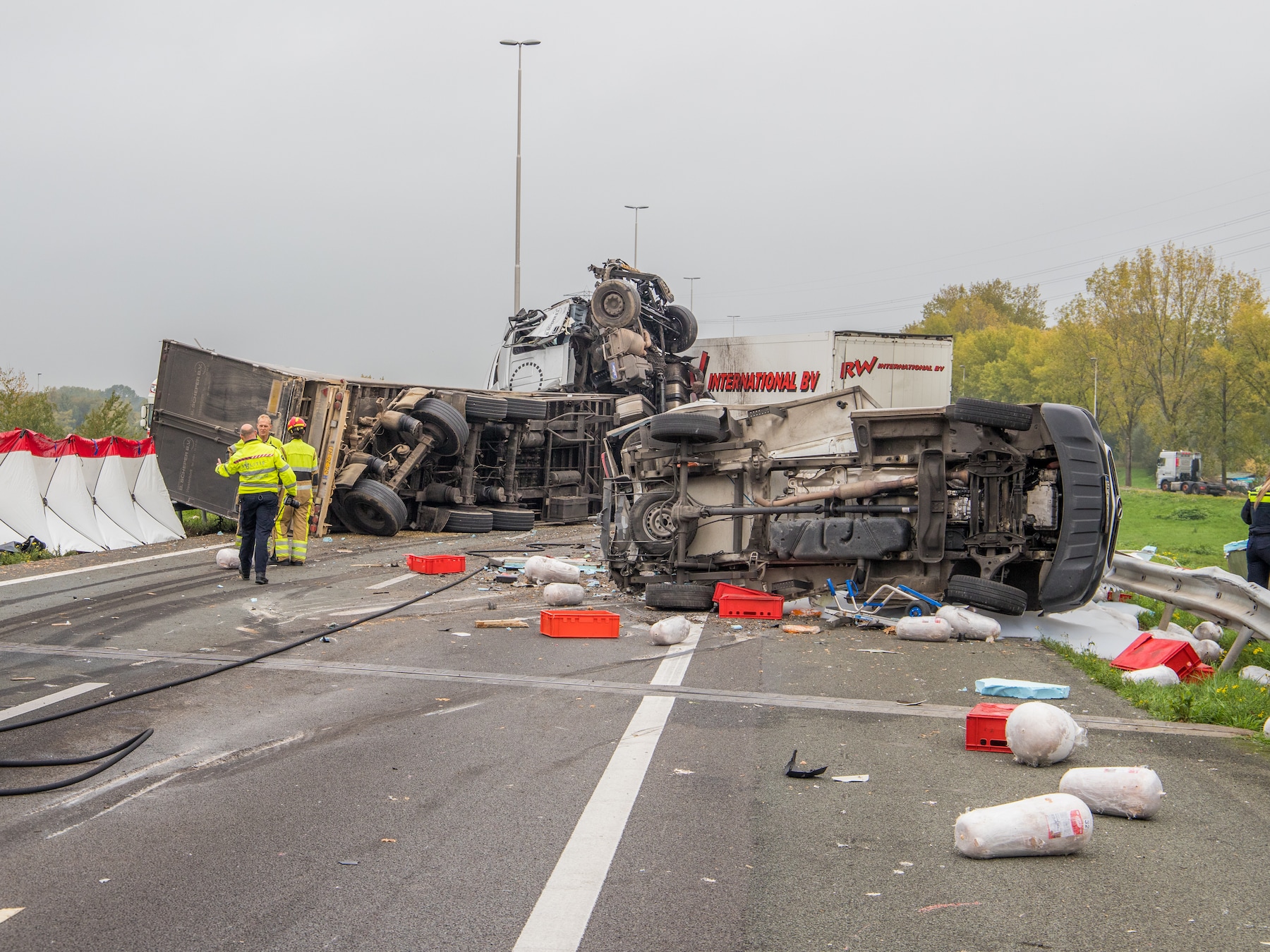 Motorrijder vliegt meters door de lucht op de Watergoorweg in Nijkerk - Nieuws uit de regio Nijkerk