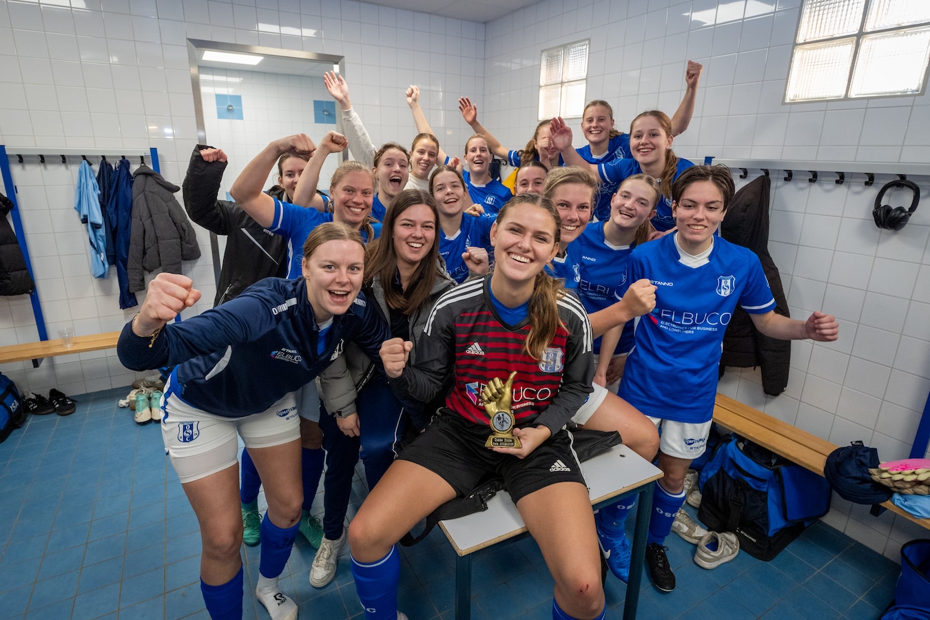 Degradatie en steeds weer te weinig speelsters: prestatievoetbal bij de ...