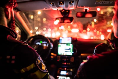 Agent tegen hoofd geschopt tijdens arrestatie na afloop van festival in Amsterdam