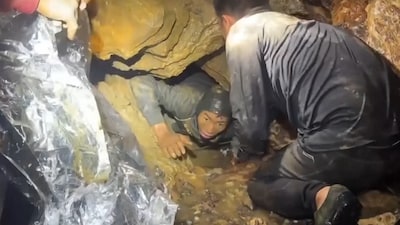 Vier goudzoekers gered uit grot in Laos, moesten 20 meter door volgelopen gang