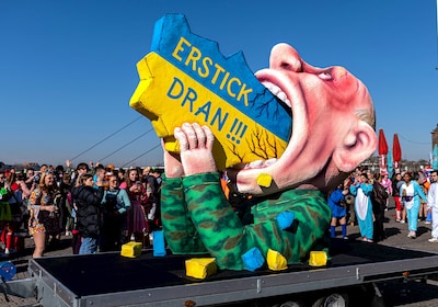 Duitse kunstenaar Jacques Tilly in Rusland veroordeeld tot 8,5 jaar cel voor Poetin-carnavalswagens