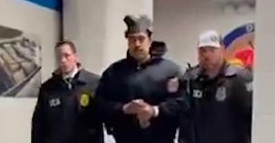 KIJK | Maduro arriveert in handboeien in Amerikaanse gevangenis