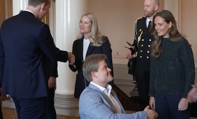 Zieke Noorse kroonprinses Mette-Marit verschijnt met zuurstofslangetje bij officieel moment