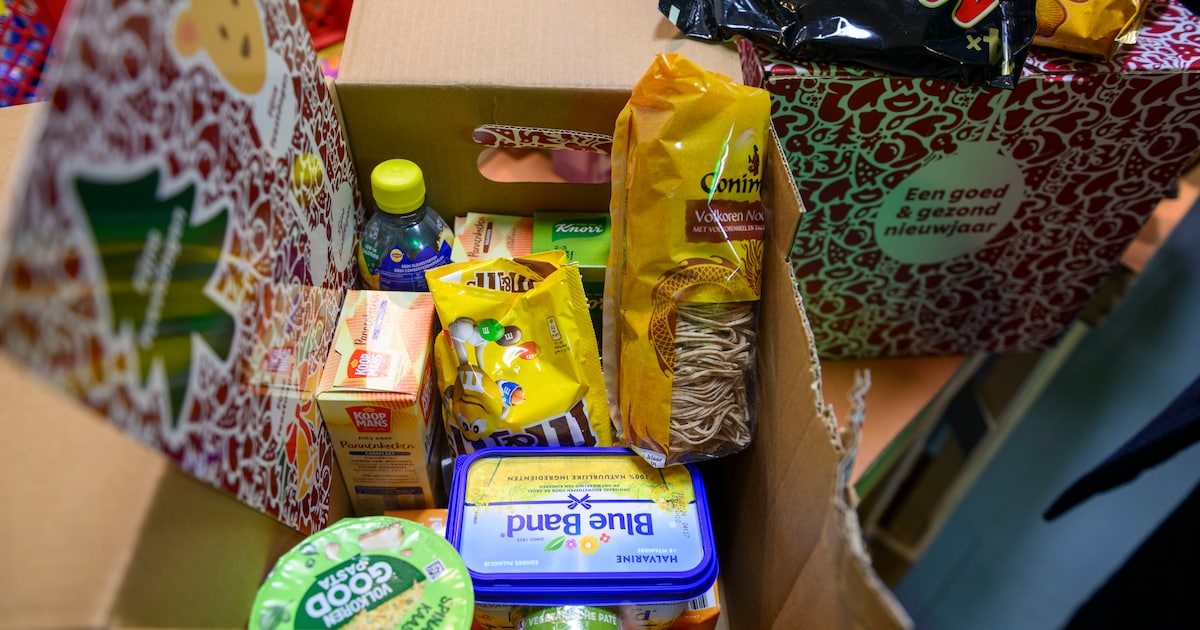 Een noodradio, kaarsen en een dekentje met logo: ja hoor, het bedrijfsmerk kruipt zelfs je kerstpakk