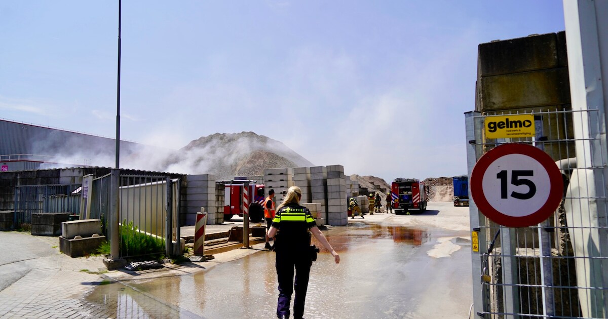 Stapel bouwafval vliegt in brand bij recyclingbedrijf in Heijen, veel rookontwikkeling