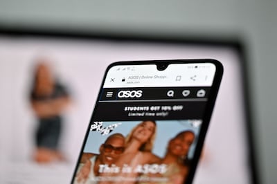 Online kledinggigant Asos mogelijk gehackt: klanten krijgen dreigende melding op hun telefoon